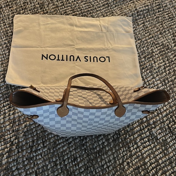 The Neverfull MM tote unites timeless design with heritage details. - Picture 6 of 17